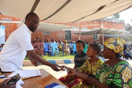 Uvira : 500 ménages vulnérables bénéficient d’une assistance monétaire d’AFEDEM RDC grâce au financement de la Dutch Relief Alliance