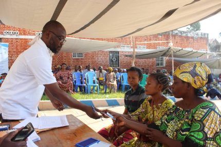 Uvira : 500 ménages vulnérables bénéficient d’une assistance monétaire d’AFEDEM RDC grâce au financement de la Dutch Relief Alliance
