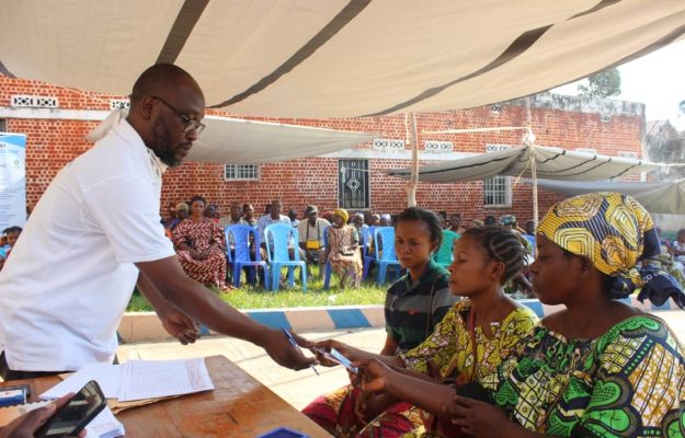 Uvira : 500 ménages vulnérables bénéficient d’une assistance monétaire d’AFEDEM RDC grâce au financement de la Dutch Relief Alliance