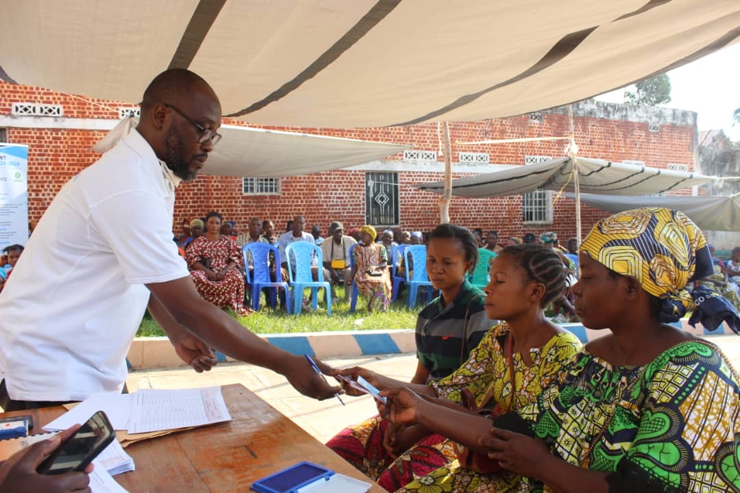 Uvira : 500 ménages vulnérables bénéficient d’une assistance monétaire d’AFEDEM RDC grâce au financement de la Dutch Relief Alliance