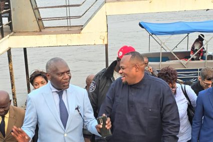 KINSHASA : BUMBA LUBAKI DÉCLENCHE LA DIGITALISATION DE LA TAXE DE PARKING ET SCELLE UN NOUVEAU PACTE AVEC BRAZZAVILLE
