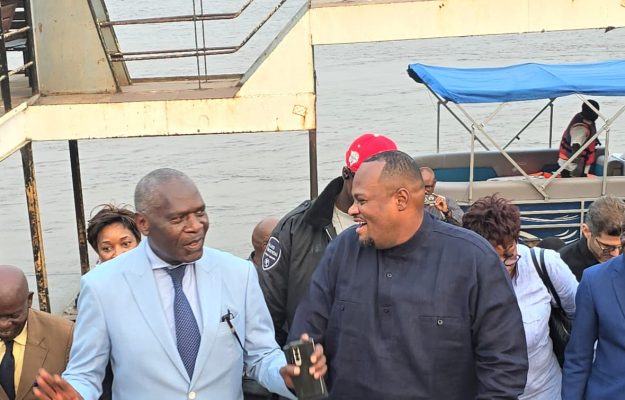 KINSHASA : BUMBA LUBAKI DÉCLENCHE LA DIGITALISATION DE LA TAXE DE PARKING ET SCELLE UN NOUVEAU PACTE AVEC BRAZZAVILLE