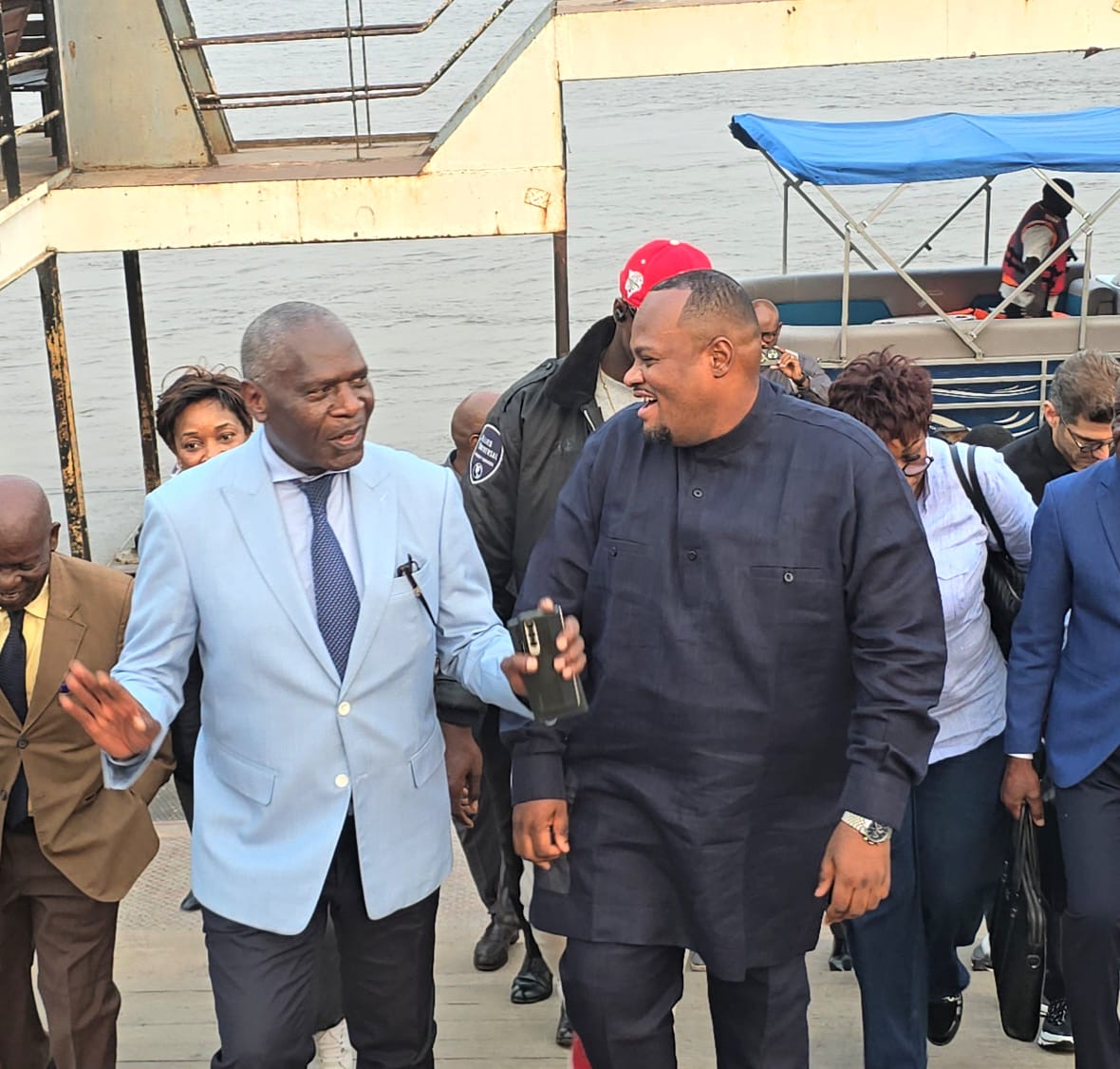 KINSHASA : BUMBA LUBAKI DÉCLENCHE LA DIGITALISATION DE LA TAXE DE PARKING ET SCELLE UN NOUVEAU PACTE AVEC BRAZZAVILLE