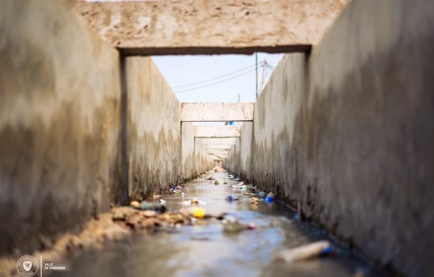 Kinshasa : caniveaux ouverts, routes sans garde-fous… Jusqu&rsquo;à quand les infrastructures continueront-elles d&rsquo;exposer des vies ?