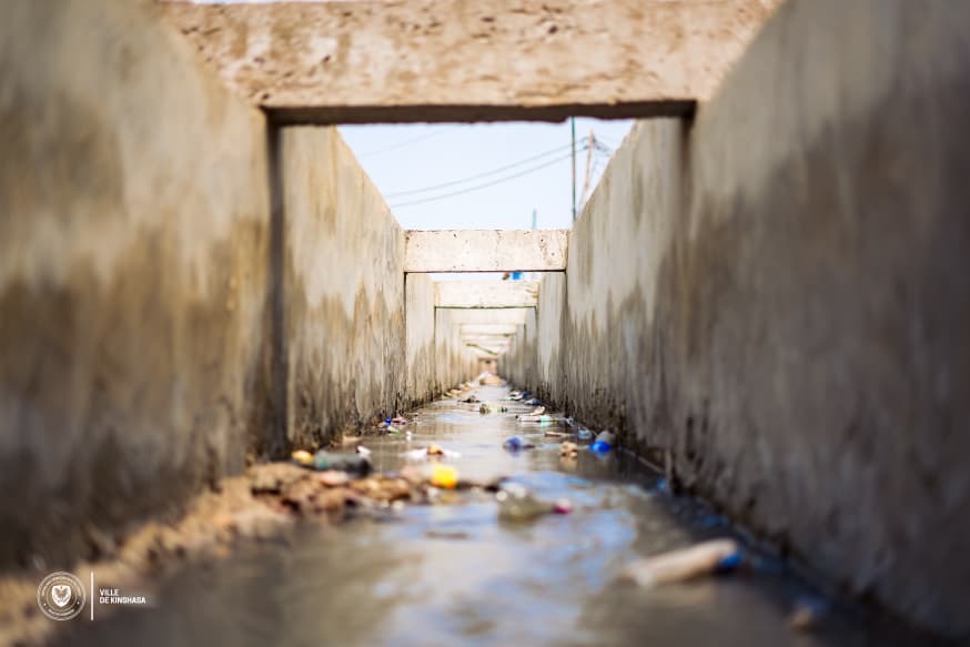 Kinshasa : caniveaux ouverts, routes sans garde-fous… Jusqu&rsquo;à quand les infrastructures continueront-elles d&rsquo;exposer des vies ?