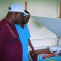 Mbobe : Joseph Moke Tawaba apporte son soutien à une mère ayant donné naissance à des triplés
