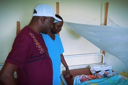 Mbobe : Joseph Moke Tawaba apporte son soutien à une mère ayant donné naissance à des triplés
