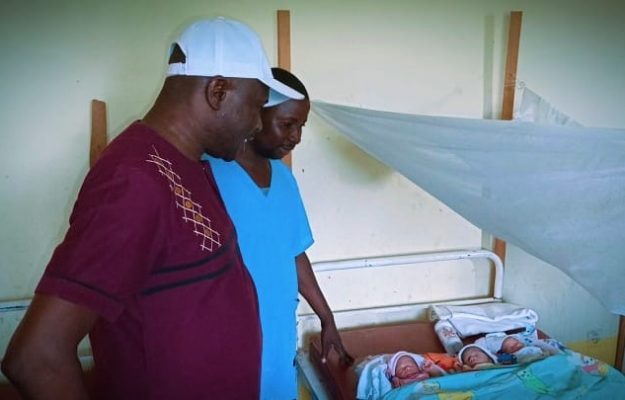 Mbobe : Joseph Moke Tawaba apporte son soutien à une mère ayant donné naissance à des triplés