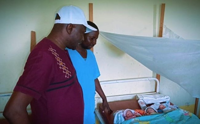 Mbobe : Joseph Moke Tawaba apporte son soutien à une mère ayant donné naissance à des triplés