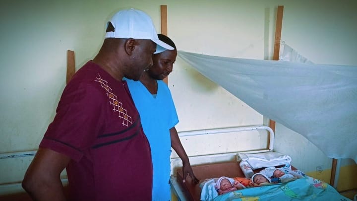 Mbobe : Joseph Moke Tawaba apporte son soutien à une mère ayant donné naissance à des triplés