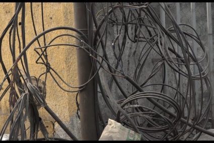 Kinshasa : des câbles électriques anarchiques menacent des vies, l&rsquo;urgence d&rsquo;agir avant la saison des pluies