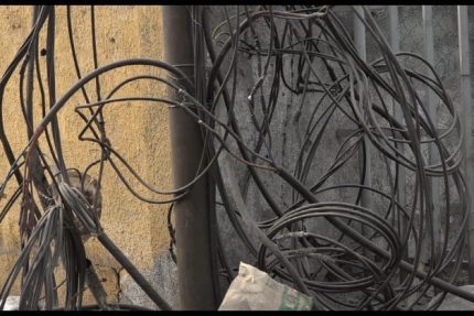 Kinshasa : des câbles électriques anarchiques menacent des vies, l&rsquo;urgence d&rsquo;agir avant la saison des pluies