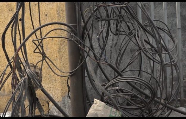 Kinshasa : des câbles électriques anarchiques menacent des vies, l&rsquo;urgence d&rsquo;agir avant la saison des pluies