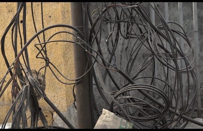 Kinshasa : des câbles électriques anarchiques menacent des vies, l&rsquo;urgence d&rsquo;agir avant la saison des pluies
