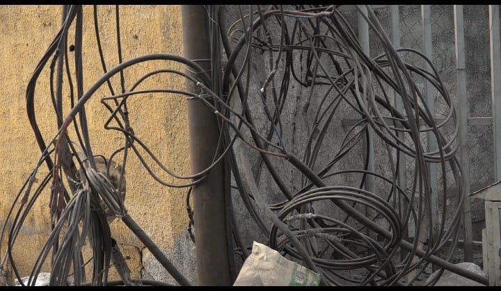 Kinshasa : des câbles électriques anarchiques menacent des vies, l&rsquo;urgence d&rsquo;agir avant la saison des pluies