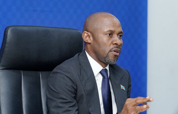 « C’est la première d’une longue liste » : Patrick Muyaya durcit le ton après l’arrestation de Denise Dusauchoy