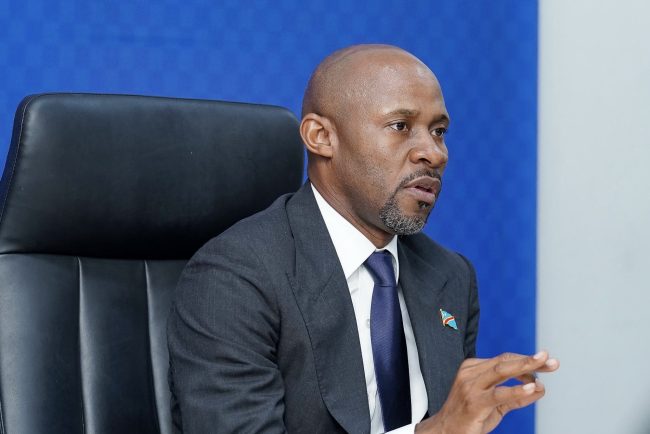 « C’est la première d’une longue liste » : Patrick Muyaya durcit le ton après l’arrestation de Denise Dusauchoy
