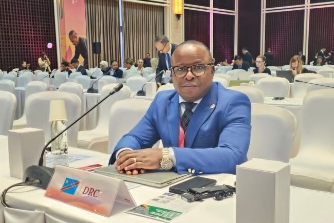 Laos : Emmanuel Lokinu Omanga représente la RDC à la troisième conférence d’examen sur les armes à sous-munitions