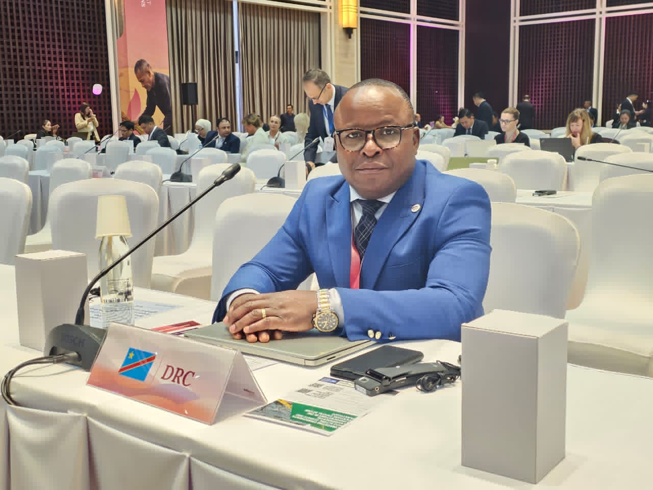 Laos : Emmanuel Lokinu Omanga représente la RDC à la troisième conférence d’examen sur les armes à sous-munitions